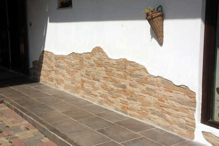 Finta pietra Cortina 001 su muro con problemi di umidit di risaita e salnitro